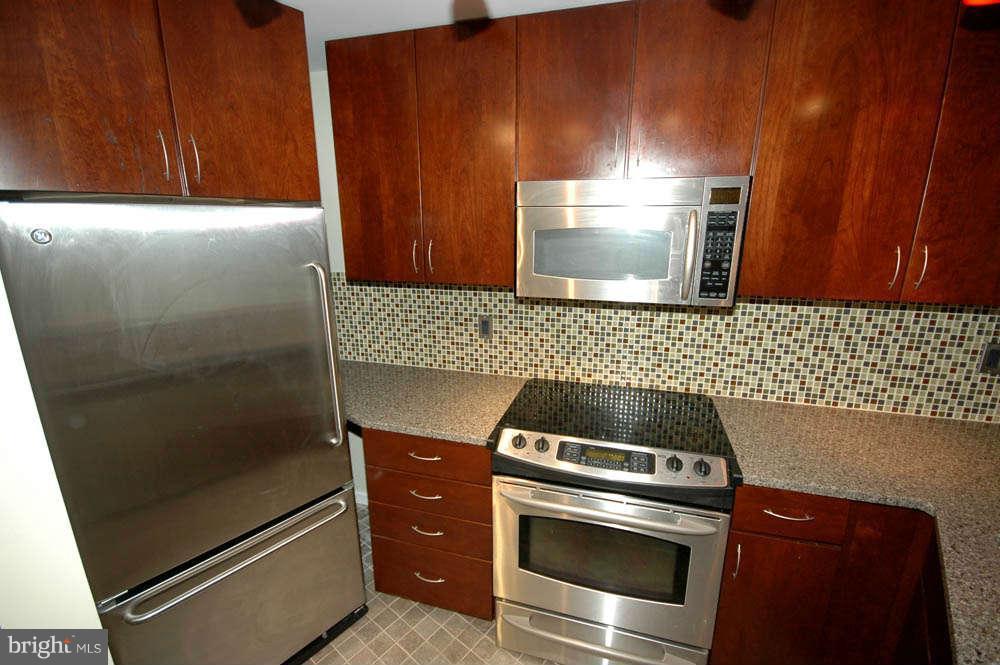 11254 Silentwood Lane Reston, VA 20191 - Photo 8 of 17 Kitchen