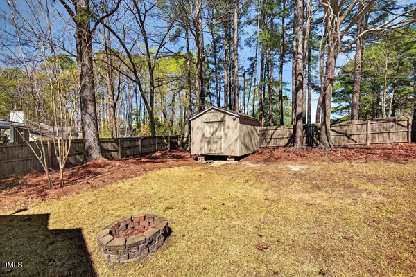 a view of a house with backyard
