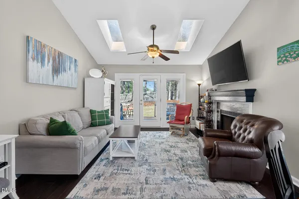 a picture of a wall with a white wall