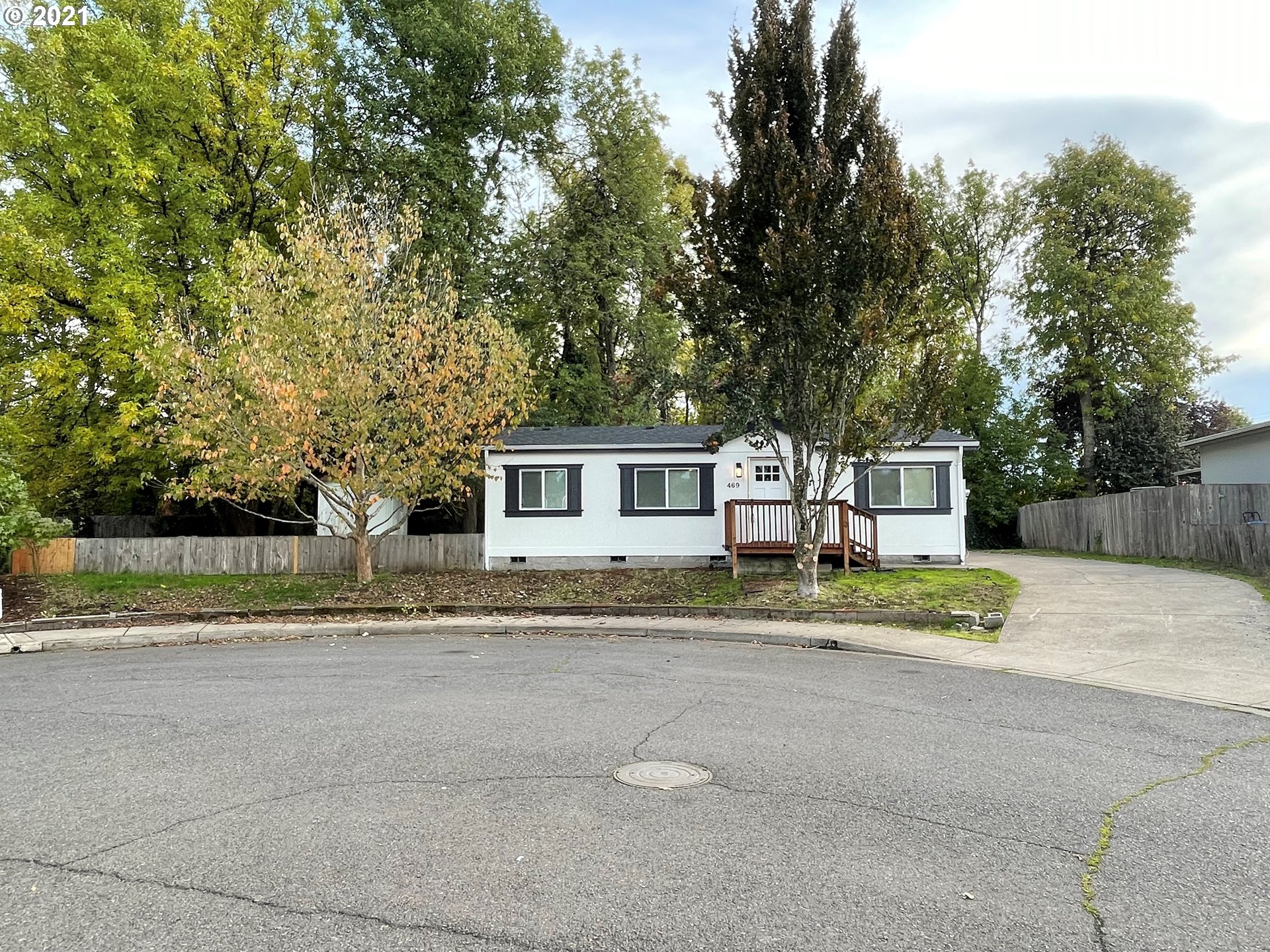 469 48th Street Springfield, OR 97478 - Photo 2 of 32 a front view of a house with a yard and trees