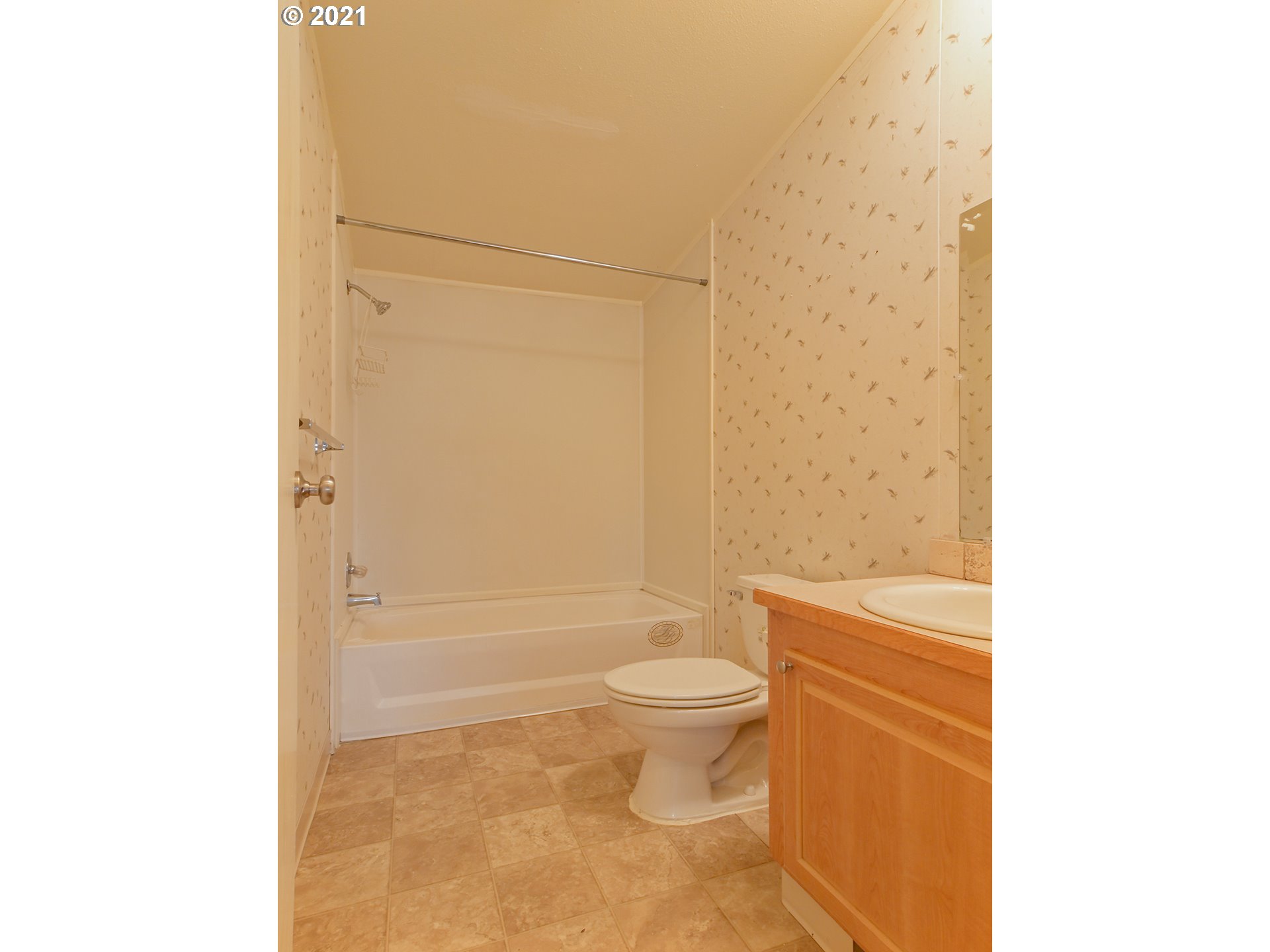469 48th Street Springfield, OR 97478 - Photo 12 of 32 a bathroom with a toilet and a shower