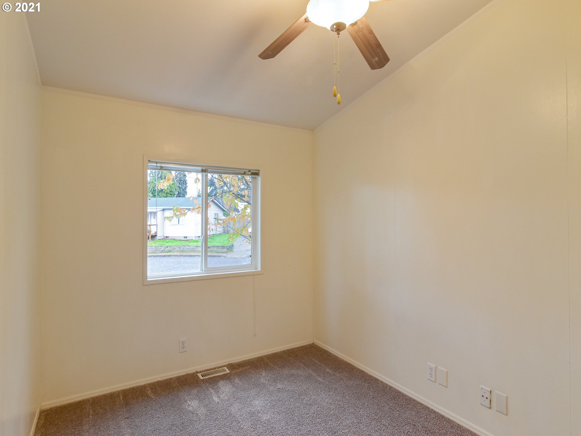 469 48th Street Springfield, OR 97478 - Photo 14 of 32 an empty room with a window
