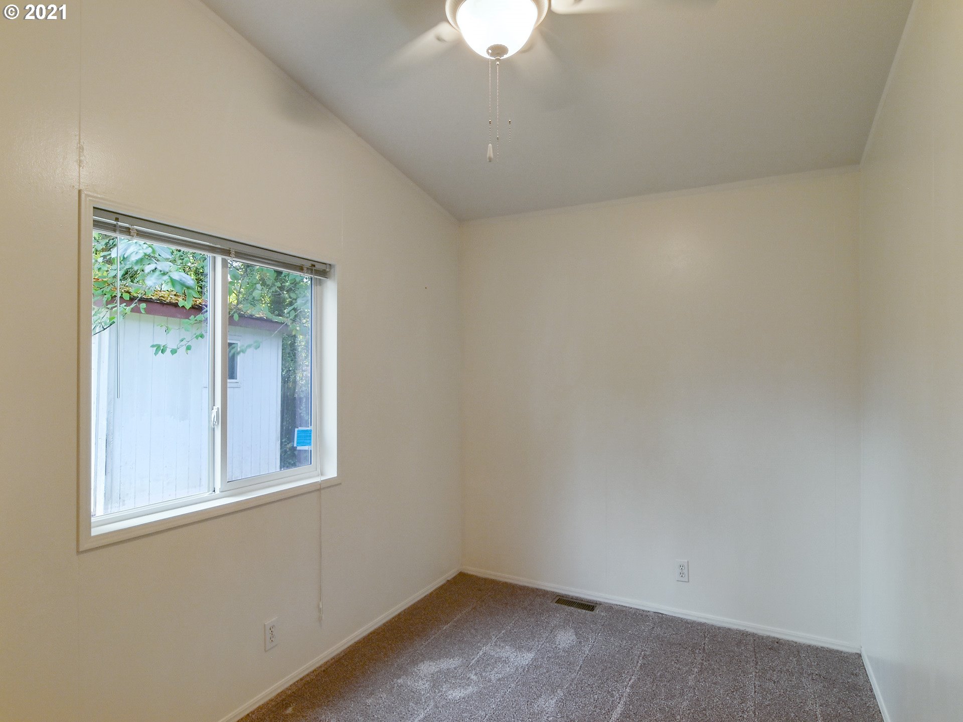 469 48th Street Springfield, OR 97478 - Photo 17 of 32 an empty room with a window