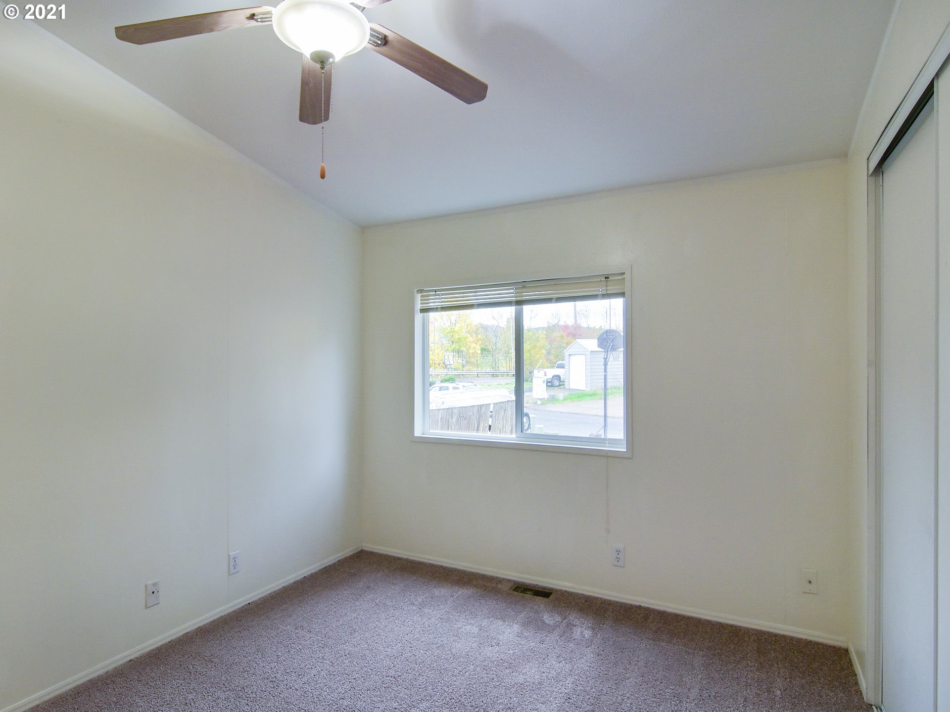 469 48th Street Springfield, OR 97478 - Photo 19 of 32 an empty room with a window