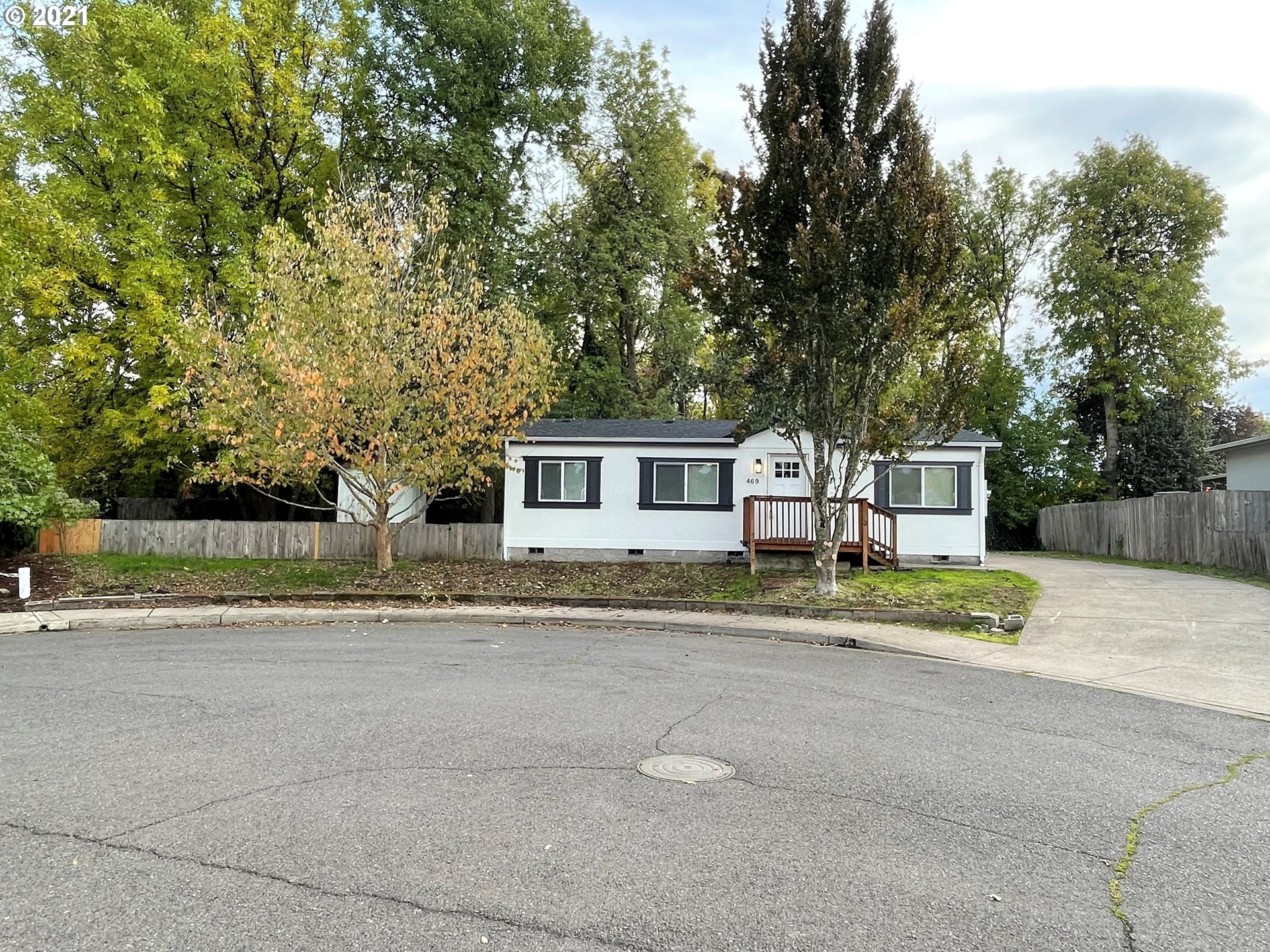 469 48th Street Springfield, OR 97478 - Photo 3 of 32 a front view of a house with a yard and garage