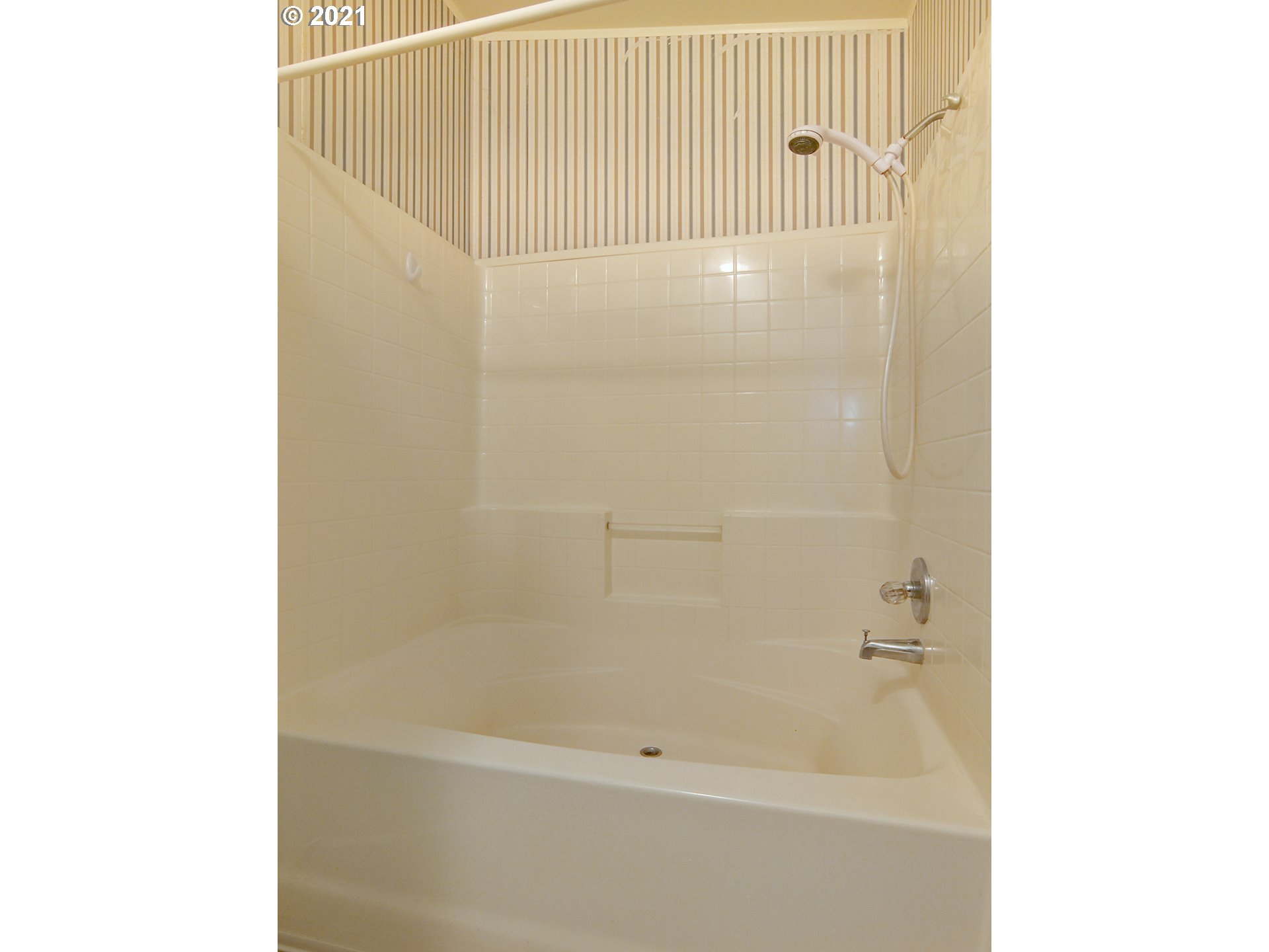 469 48th Street Springfield, OR 97478 - Photo 25 of 32 a bathroom with a bathtub