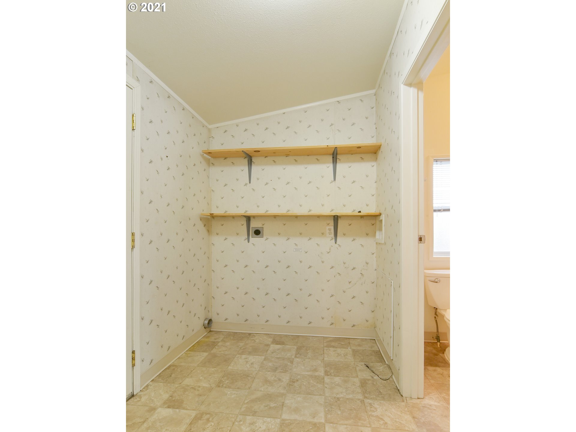 469 48th Street Springfield, OR 97478 - Photo 26 of 32 a view of bathroom
