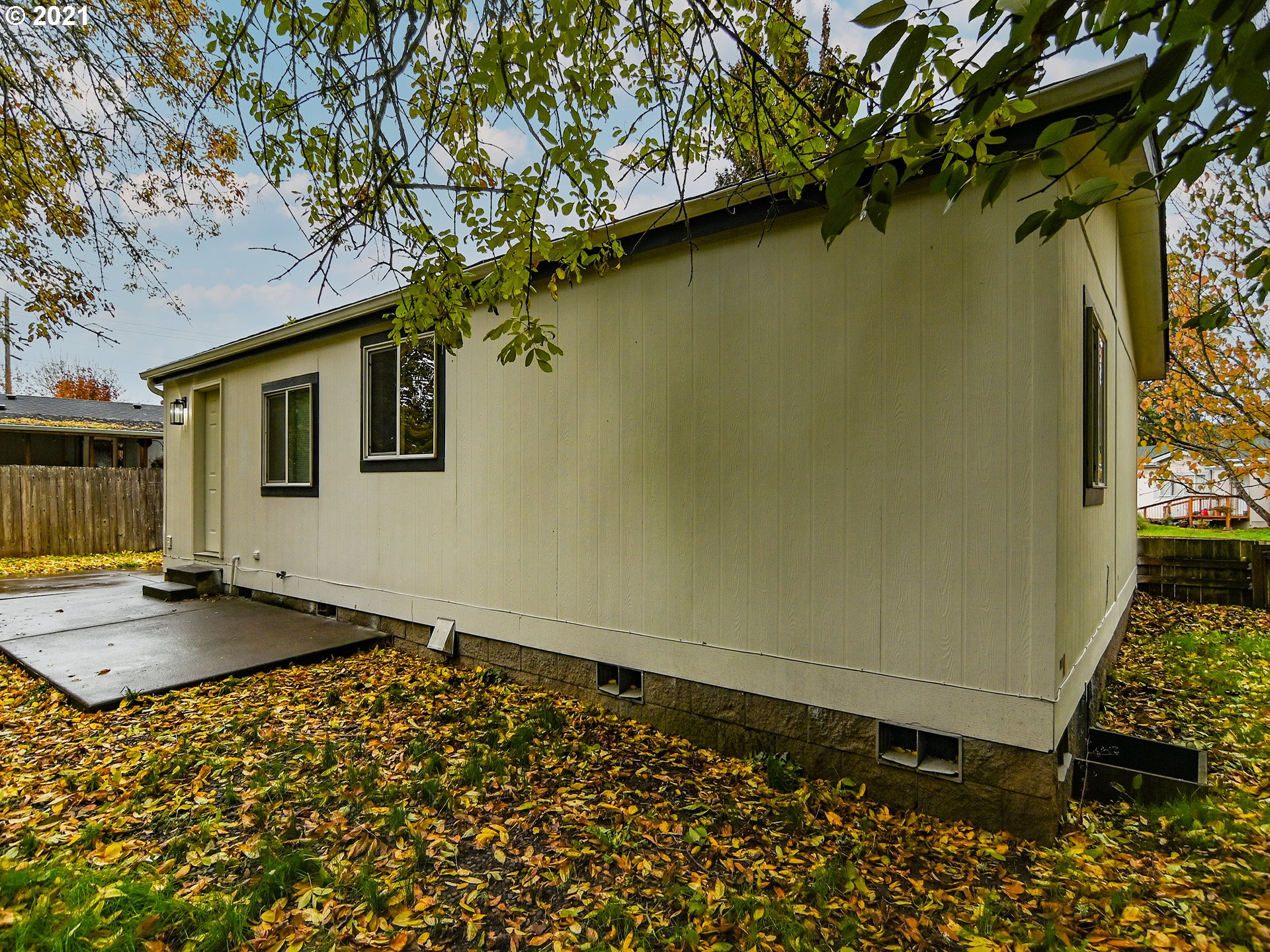 469 48th Street Springfield, OR 97478 - Photo 31 of 32 a backyard of a house with seating space