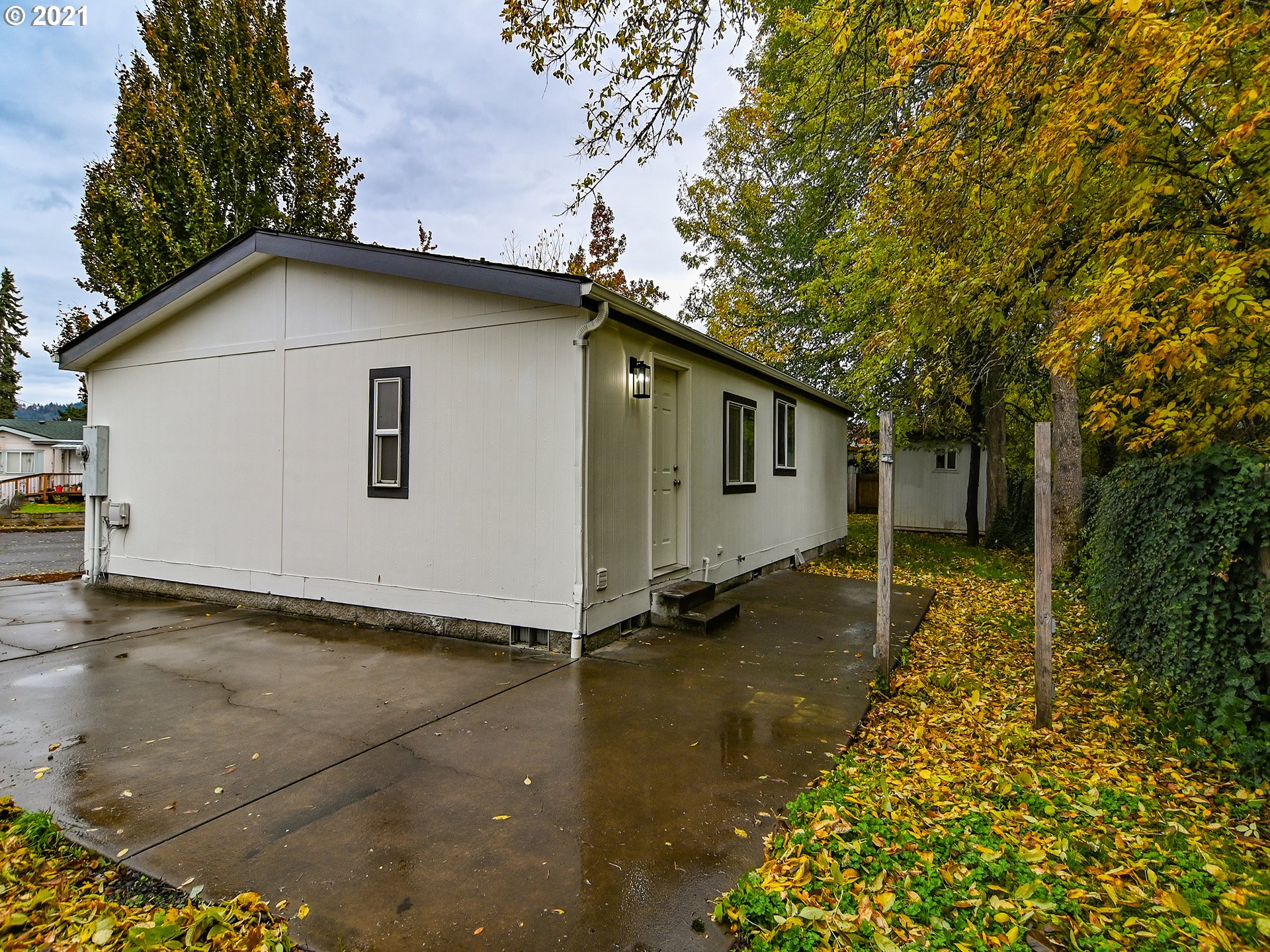 469 48th Street Springfield, OR 97478 - Photo 32 of 32 a backyard of a house with lots of green space