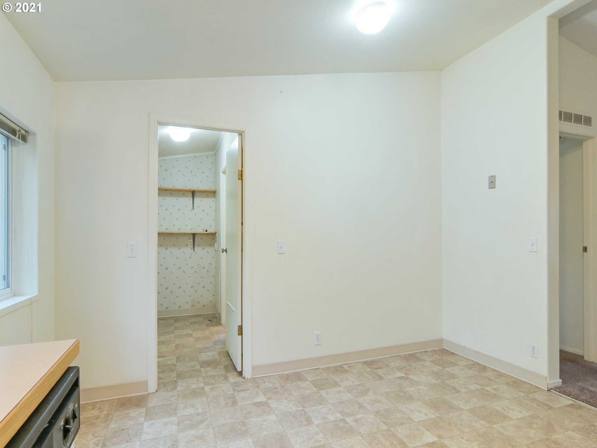 469 48th Street Springfield, OR 97478 - Photo 10 of 32 an empty room with mirror