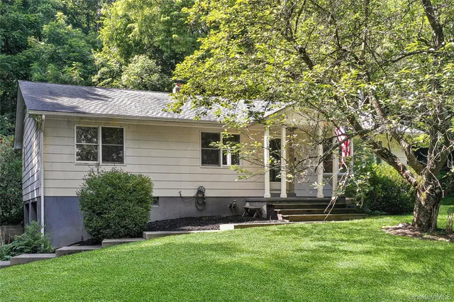 a view of a house with a backyard