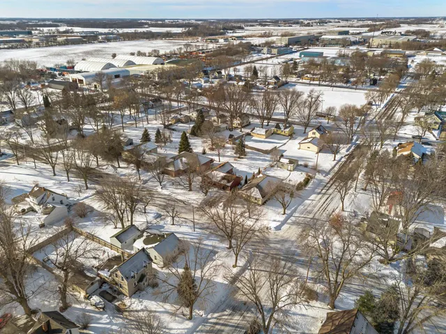 $300,000 | 520 Barrett Street South, Winsted, MN 55395