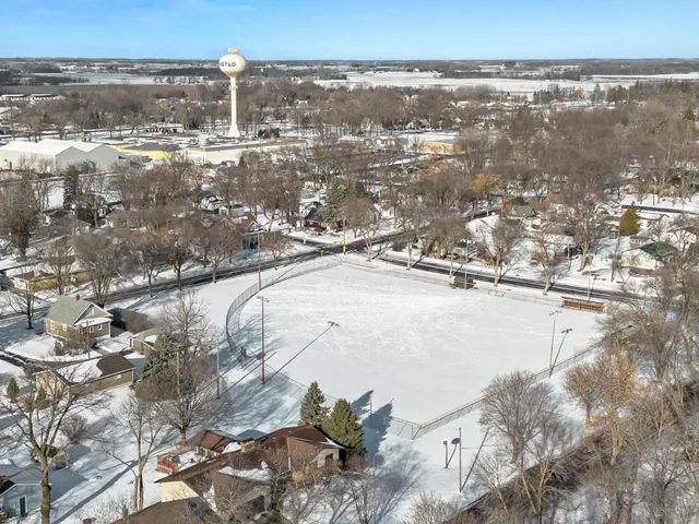 $300,000 | 520 Barrett Street South, Winsted, MN 55395