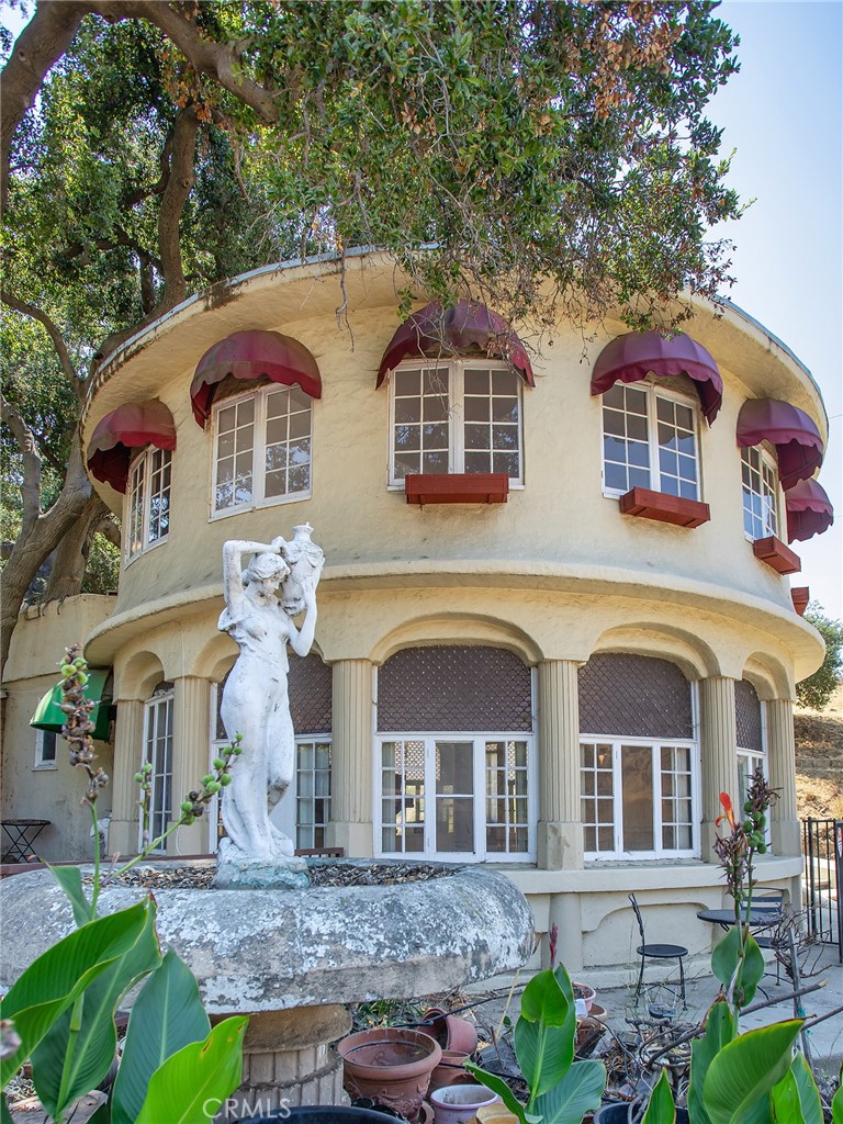 8618 La Tuna Canyon Road Sun Valley, CA 91352 - Photo 33 of 50 a front view of a house