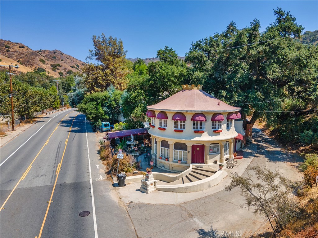 8618 La Tuna Canyon Road Sun Valley, CA 91352 - Photo 43 of 50 a view of a two couches in front of house