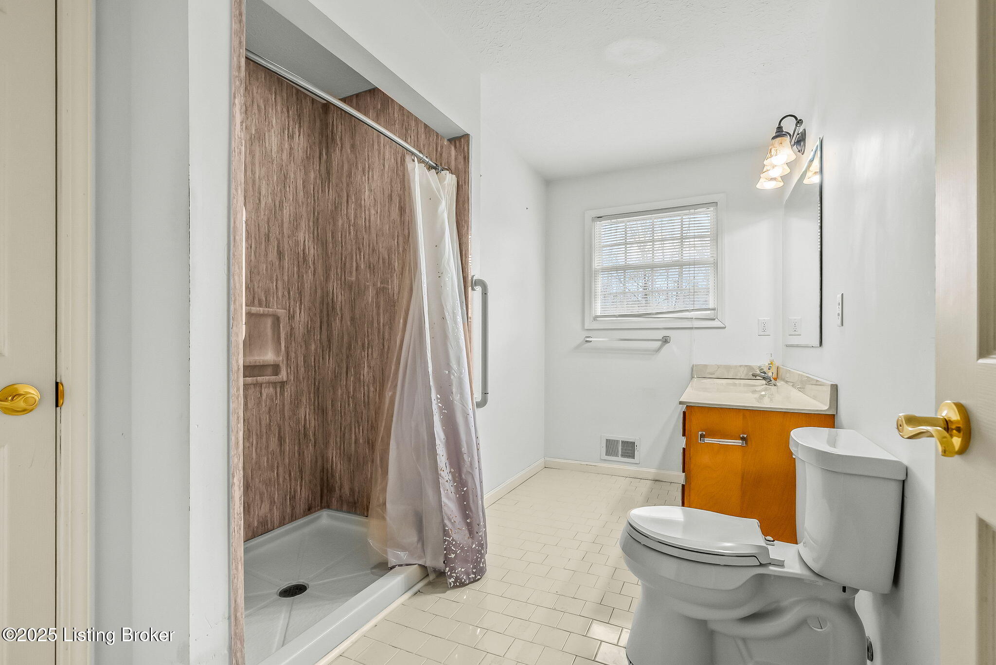 413 Beech Grv Road Shepherdsville, KY 40165 - Photo 22 of 34 Bathroom