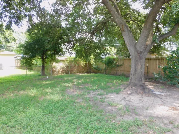 $1,450 | 3719 Meadowlake Road, Pasadena, TX 77503
