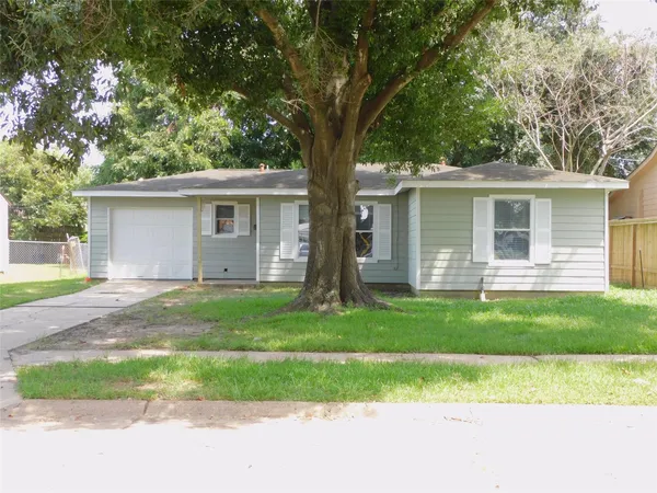 $1,450 | 3719 Meadowlake Road, Pasadena, TX 77503