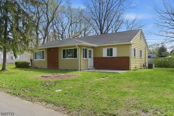 a view of front of a house with a yard