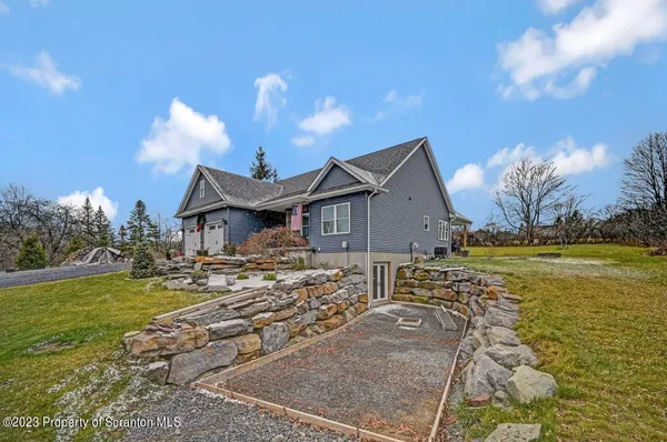 $2,800 | 72 Joleona Drive, Clarks Summit, PA 18411