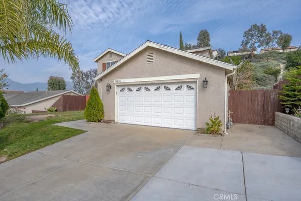 a view of a house with a yard and plants