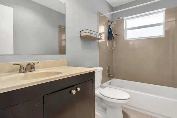 $2,100 | 915 South N Street, Lake Worth Beach, FL 33460