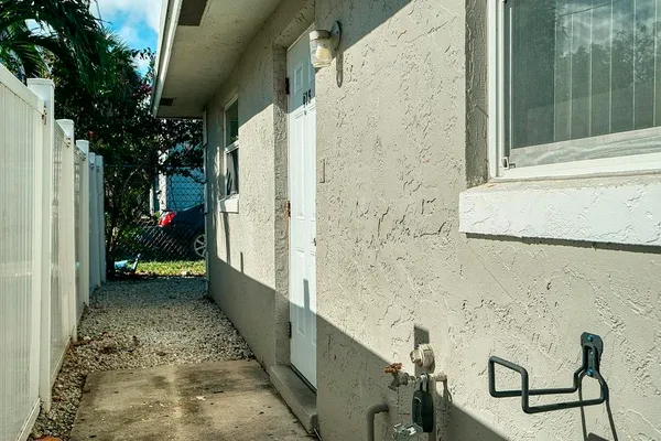 $2,100 | 915 South N Street, Lake Worth Beach, FL 33460