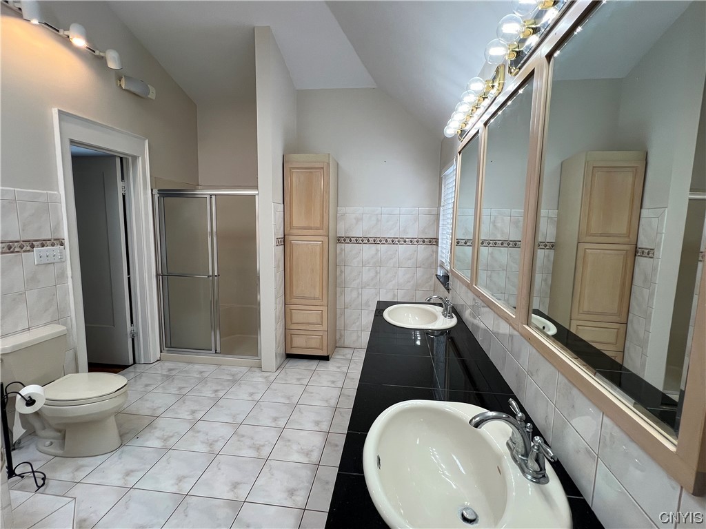 100 Hampton Road Syracuse, NY 13203 - Photo 31 of 46 master bath