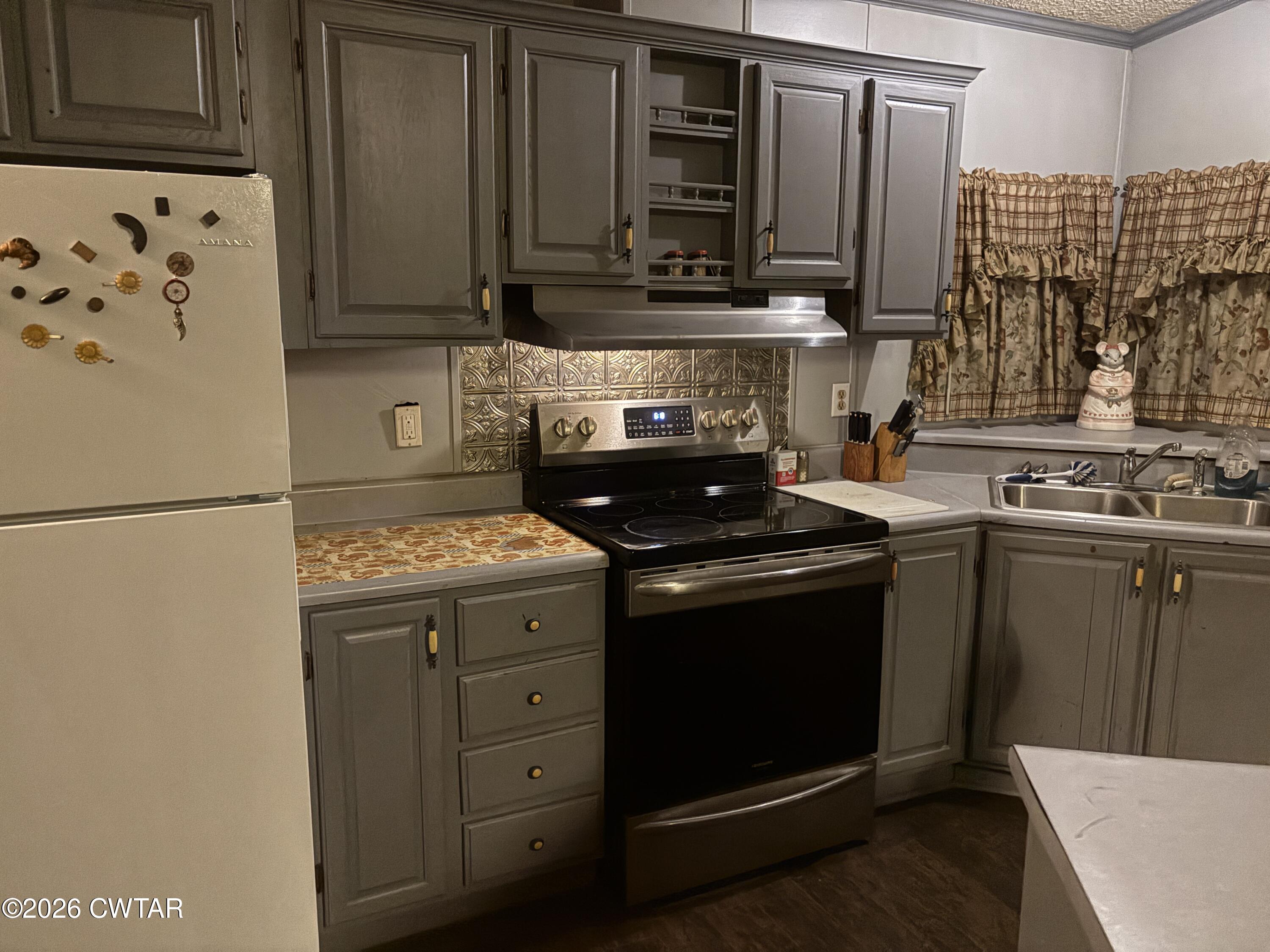3834 Union Mercer Road Brownsville, TN 38012 - Photo 6 of 15 a kitchen with stainless steel appliances granite countertop a stove and a refrigerator