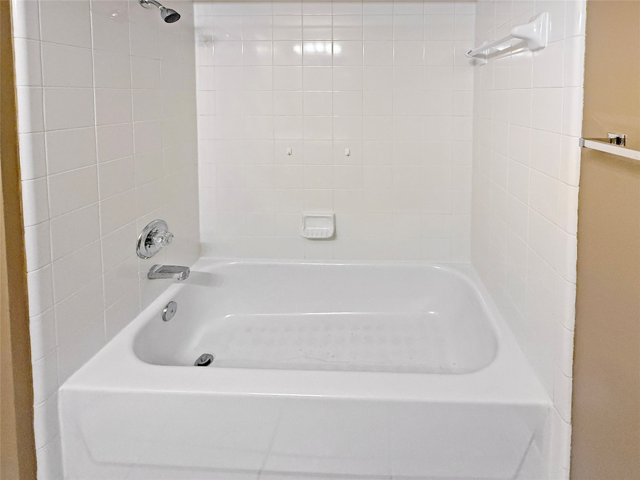 1263 West 17th Street Houston, TX 77008 - Photo 17 of 17 a bathroom with a tub