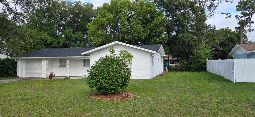 3 Bahia Pl Loop Ocala, FL 34472 - Photo 2 of 31 a front view of house with yard and green space