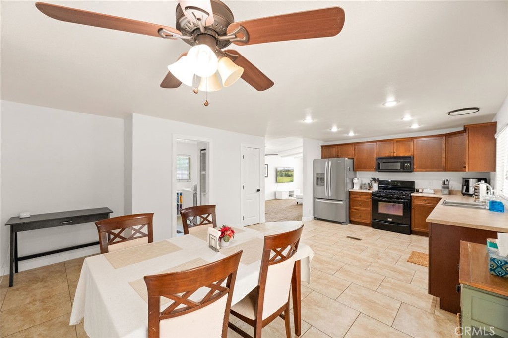 33653 Windmill Road Wildomar, CA 92595 - Photo 32 of 66 a large kitchen with a table and chairs