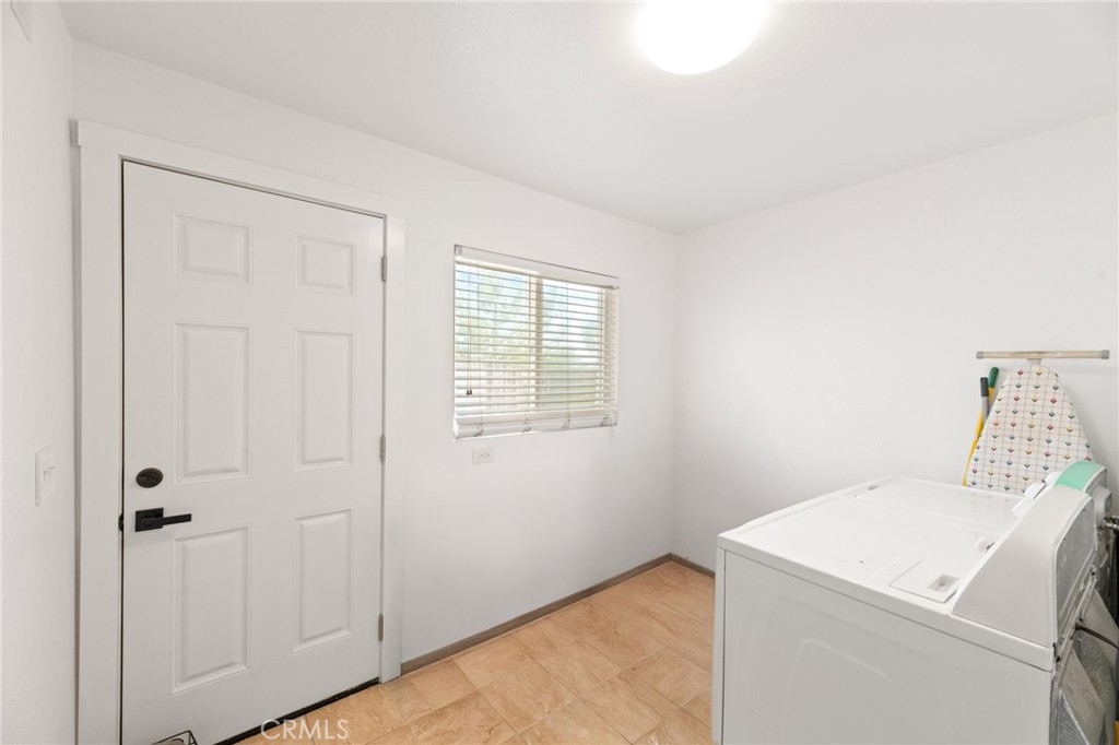 33653 Windmill Road Wildomar, CA 92595 - Photo 34 of 66 a utility room with dryer and washer