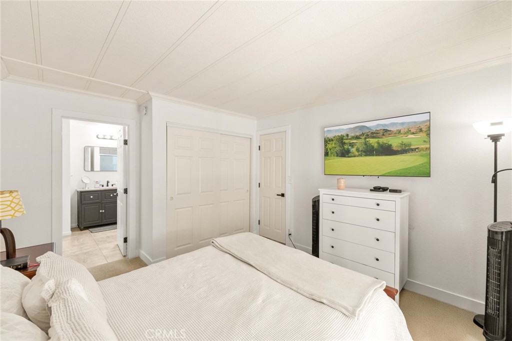 33653 Windmill Road Wildomar, CA 92595 - Photo 41 of 66 a bedroom with a bed and a dresser