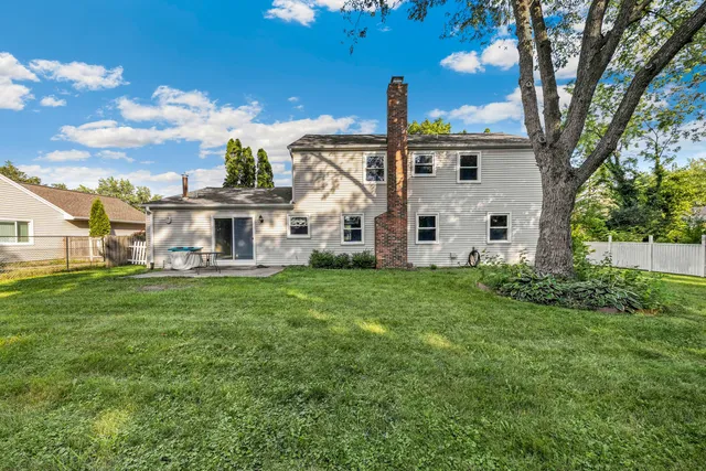 a view of a house with backyard