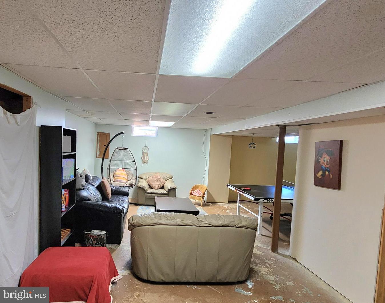 46 Currant Drive Newark, DE 19702 - Photo 25 of 47 a living room with furniture and a large mirror