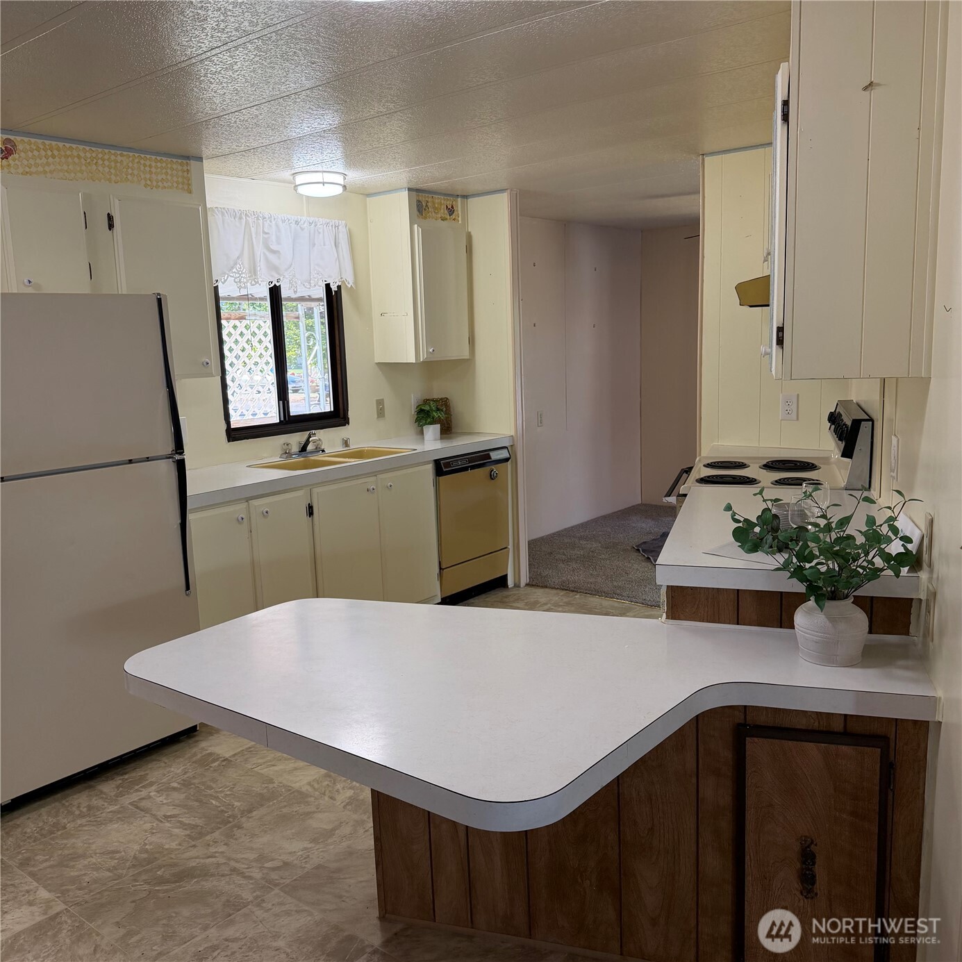 920 Maple Street, Unit 11 Sedro-Woolley, WA 98284 - Photo 4 of 13 a kitchen with stainless steel appliances a stove a refrigerator and a sink