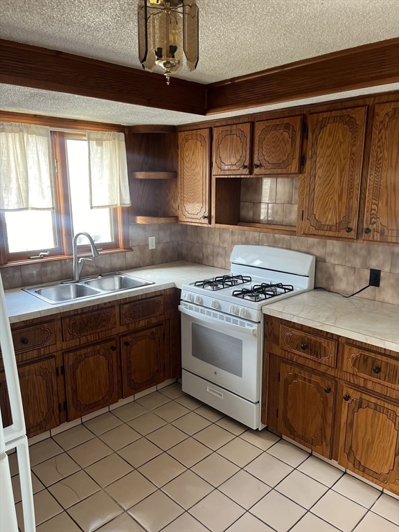 862 Locust Street Fall River, MA 02720 - Photo 5 of 11 Gallery Image 5