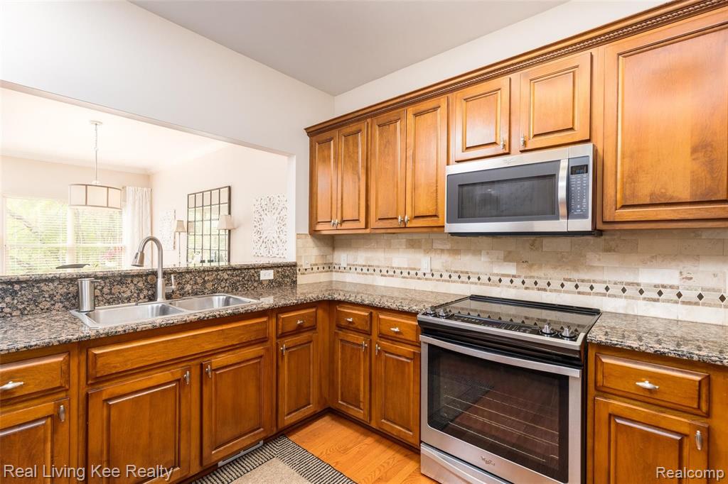2037 Rochelle Run Rochester Hills, MI 48309 - Photo 11 of 32