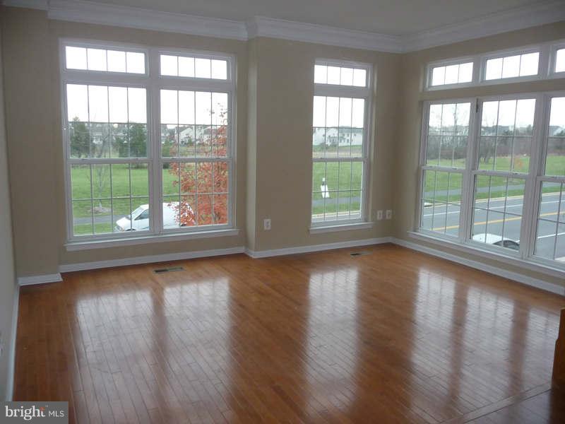 25003 Riding Center Drive Chantilly, VA 20152 - Photo 6 of 26 Living Room
