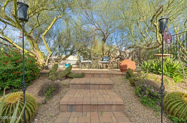 a view of yard with green space