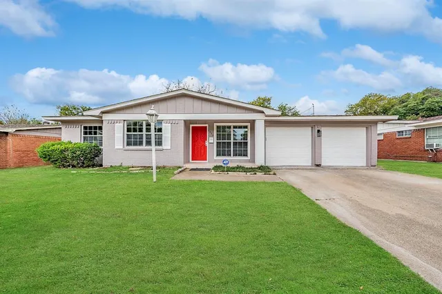 a view of a house with backyard and garden