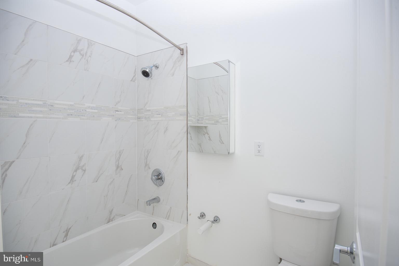 43 Princeton Hightstown Road, Unit 2205 Princeton Junction, NJ 08550 - Photo 6 of 13 a bathroom with a bathtub and a toilet