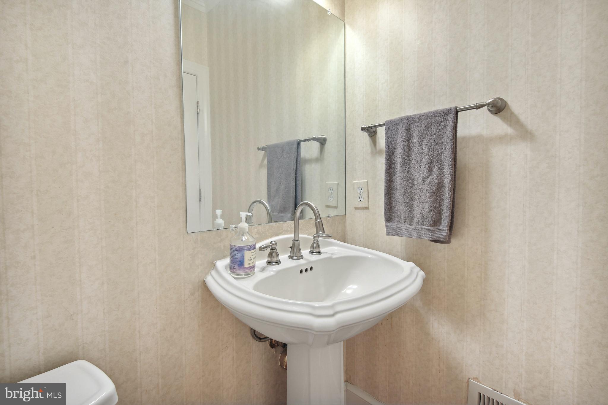 2012 Byrd Road Vienna, VA 22182 - Photo 18 of 34 Gallery Image 18