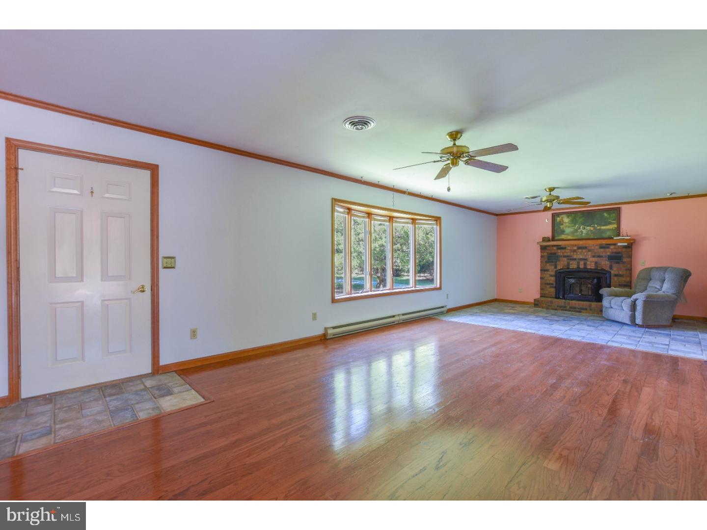 5883 Summit Bridge Road Townsend, DE 19734 - Photo 6 of 25 Living Room