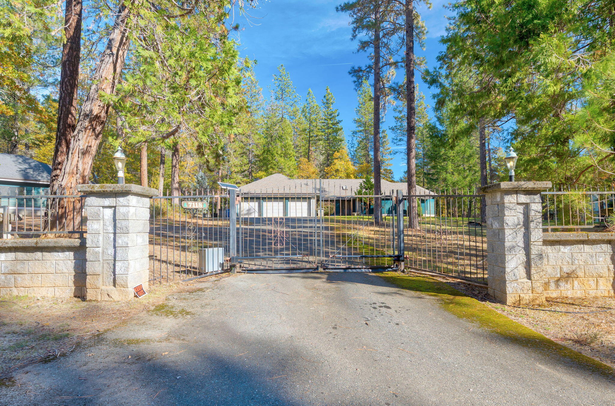7118 Redthorne Road Rogue River, OR 97537 - Photo 53 of 63 Gated Entrance