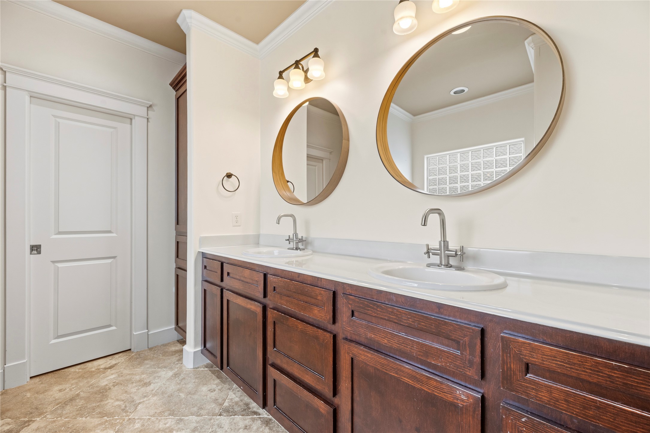 1505 Prince Street Houston, TX 77008 - Photo 23 of 39 Double sinks and timeless mirrors, paired with a walk-in closet and a semi-separate commode.