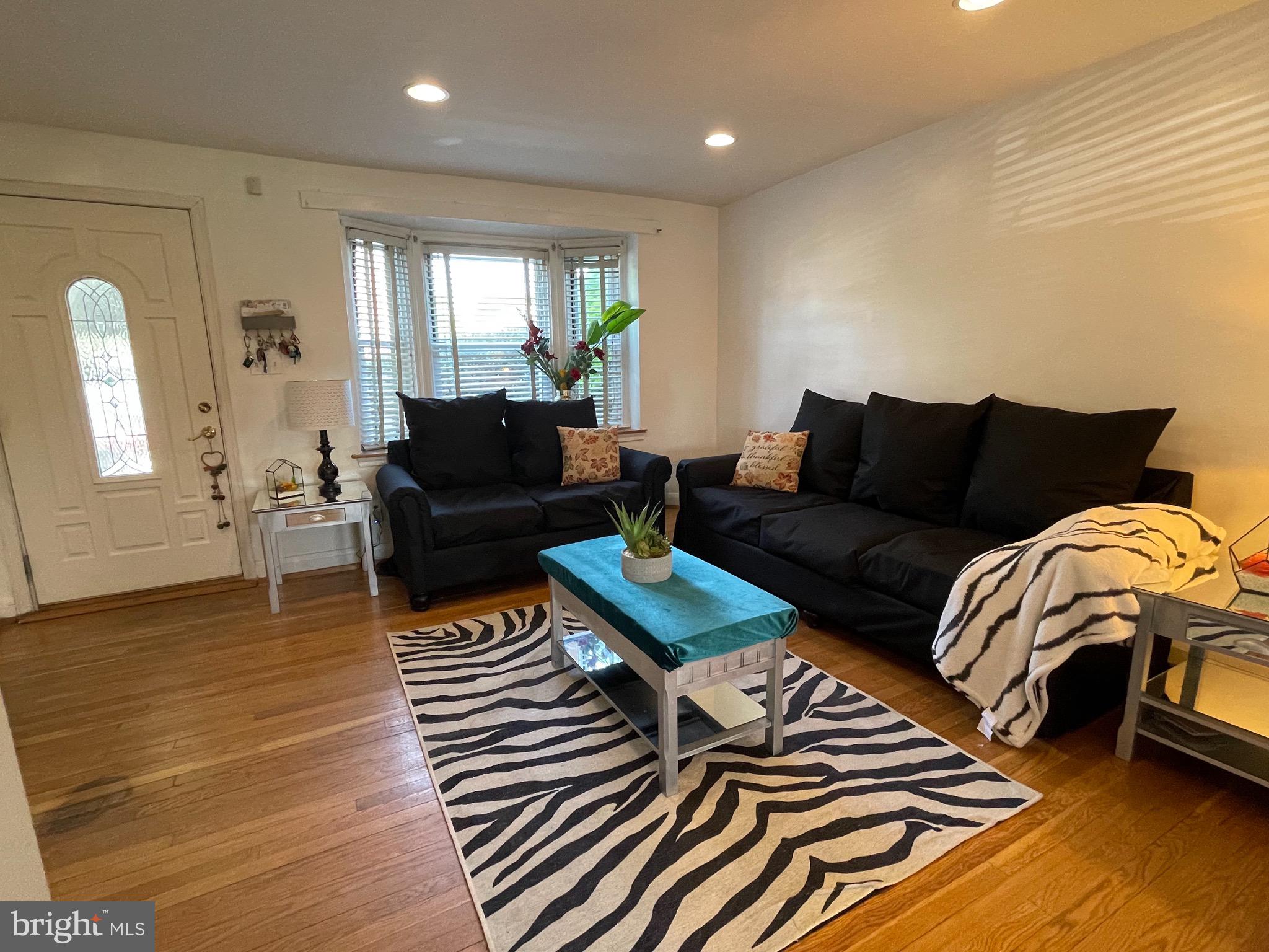 5781 Edgepark Road Baltimore, MD 21239 - Photo 3 of 26 Spacious Living Room