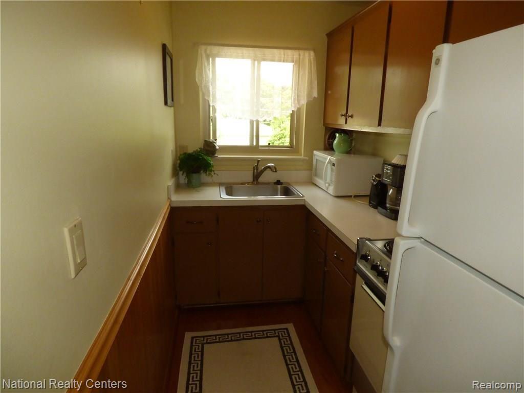 2859 East Maple Road, Unit 16 Birmingham, MI 48009 - Photo 5 of 9