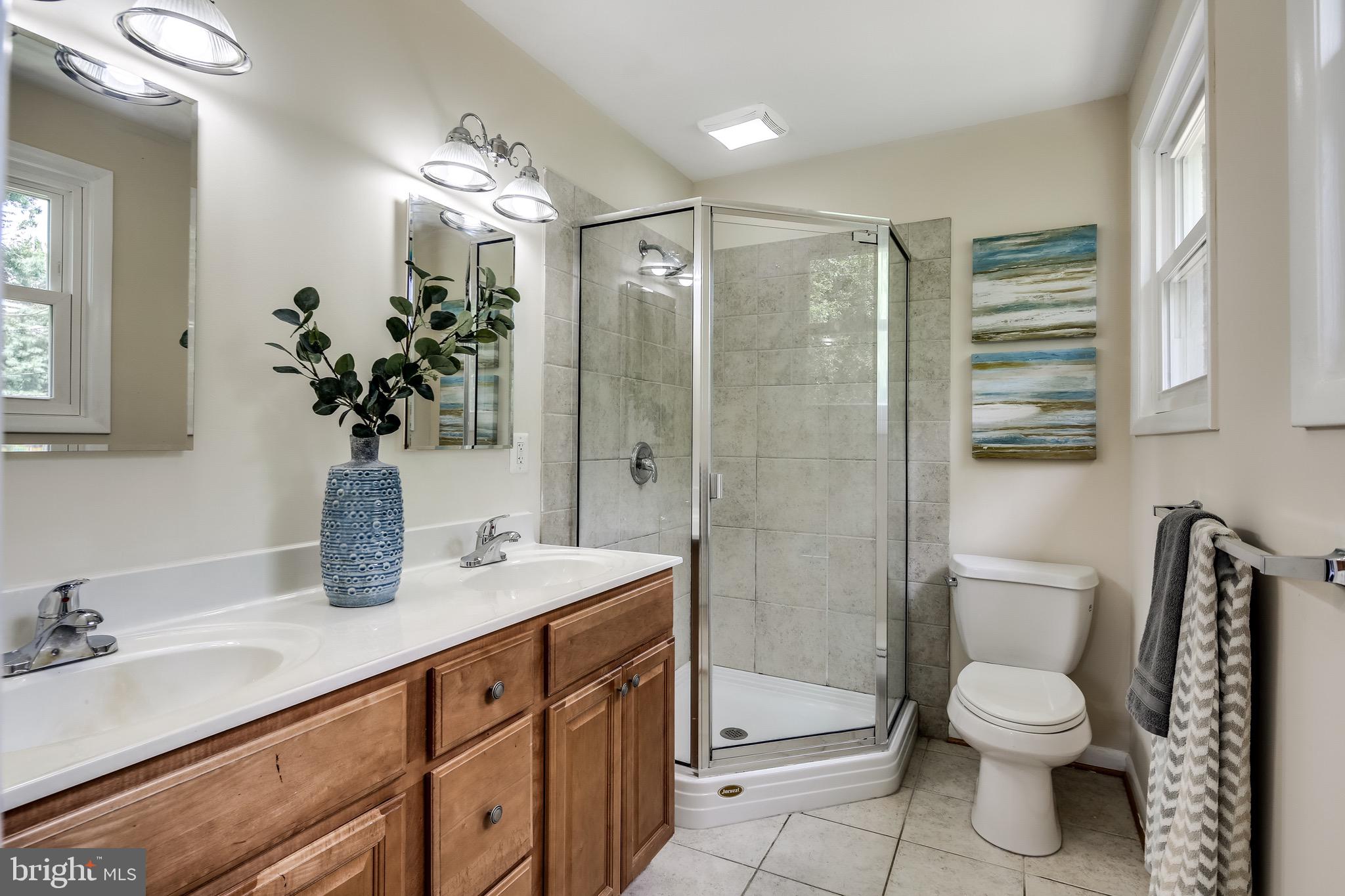 6123 Covington Road Columbia, MD 21044 - Photo 21 of 35 ENSUITE FULL BATHROOM